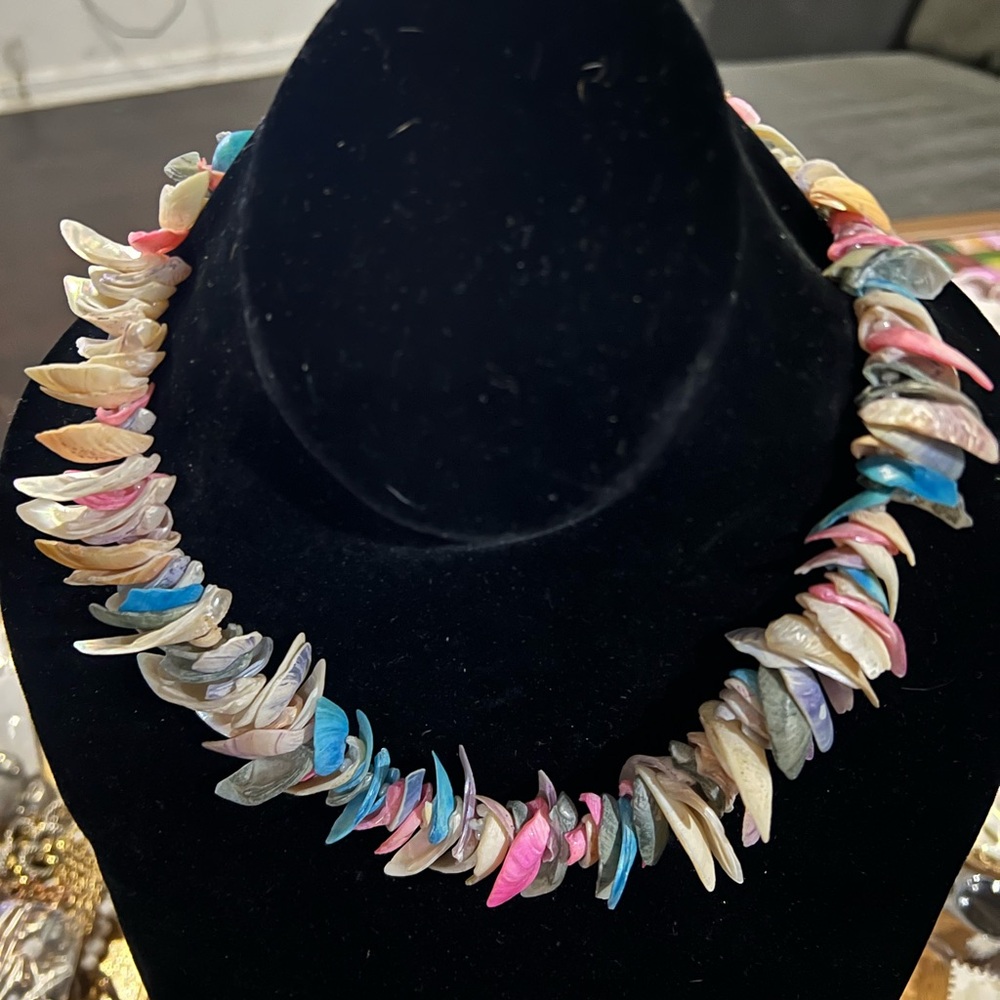 Shell Choker Necklace